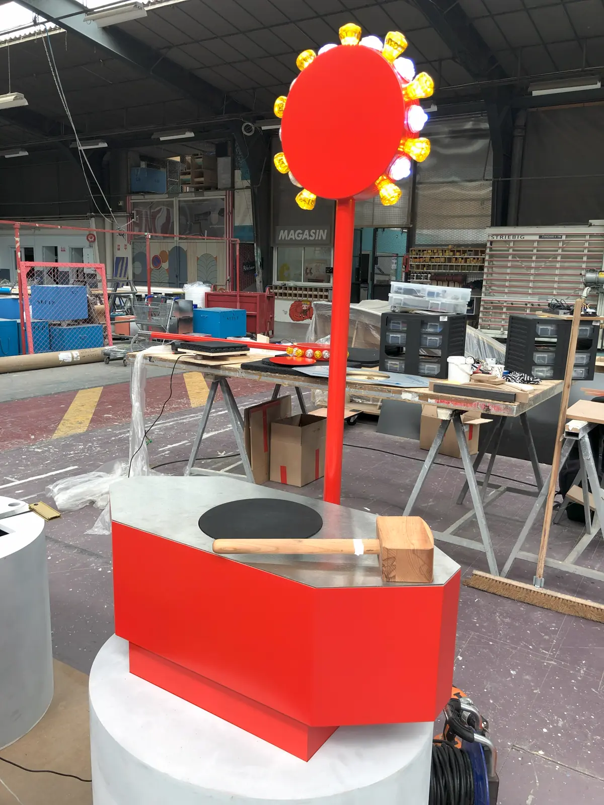 Totem lumineux en cours de montage à l'atelier