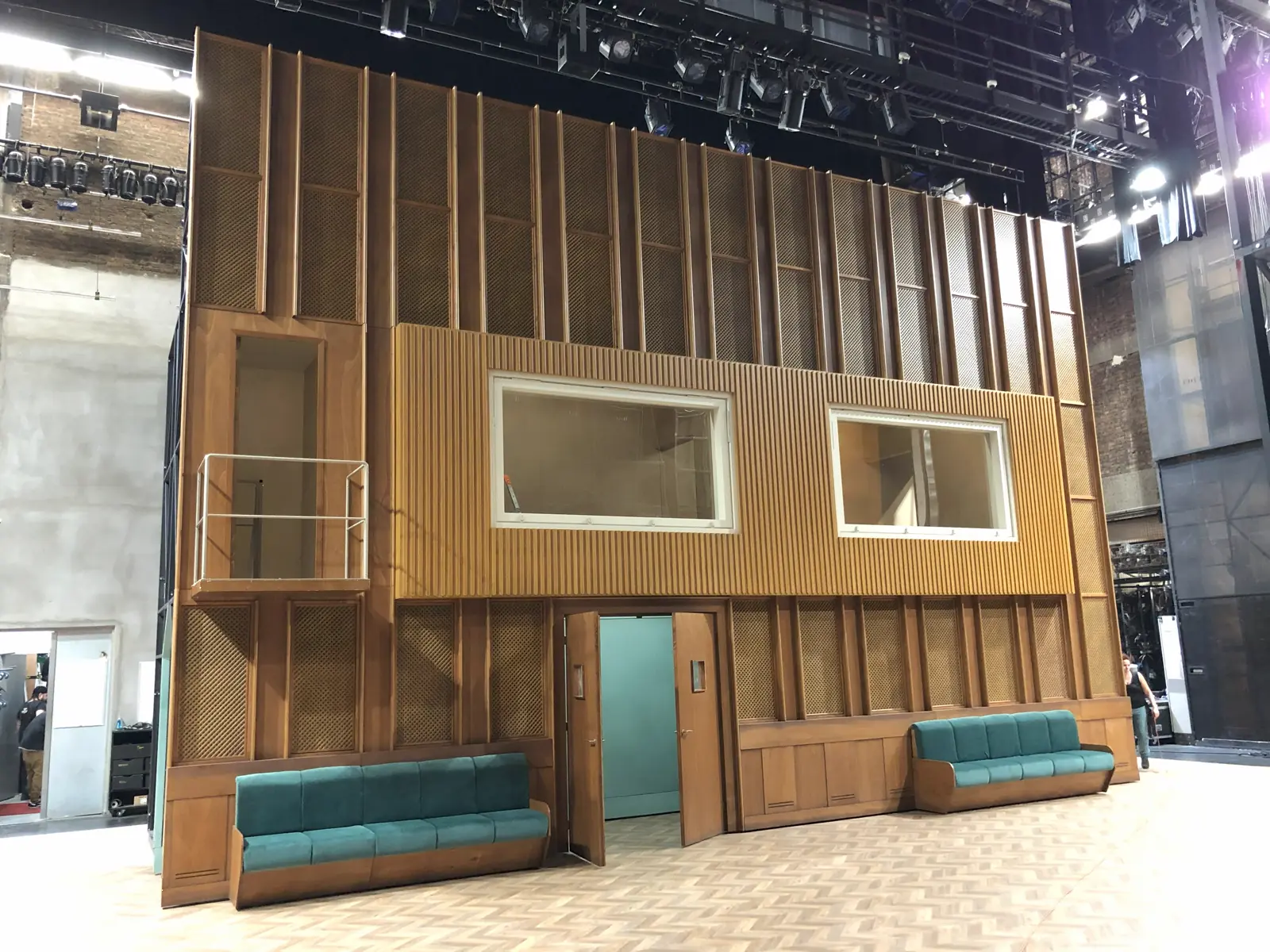 Décor en bois en forme de bâtiment, monté sur un plateau de théâtre