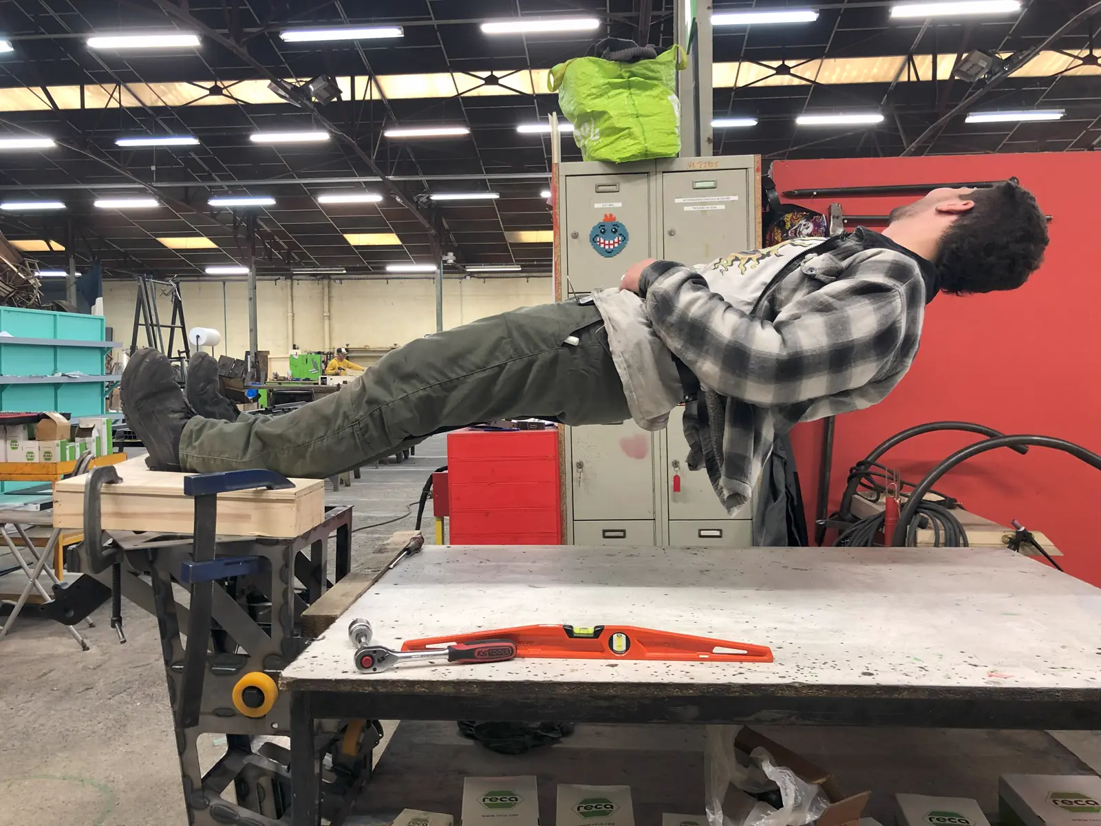 Essai d'un dispositif de lévitation en atelier, avec un comédien à l'horizontale
