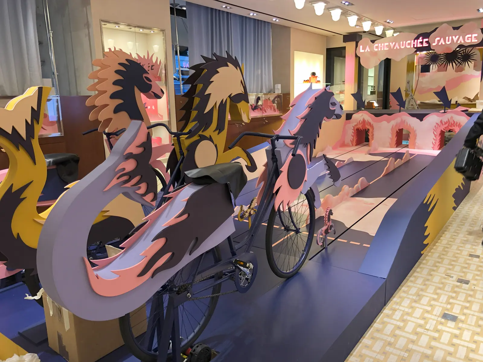 Grandes découpes illustrées installées dans une galerie commerciale
