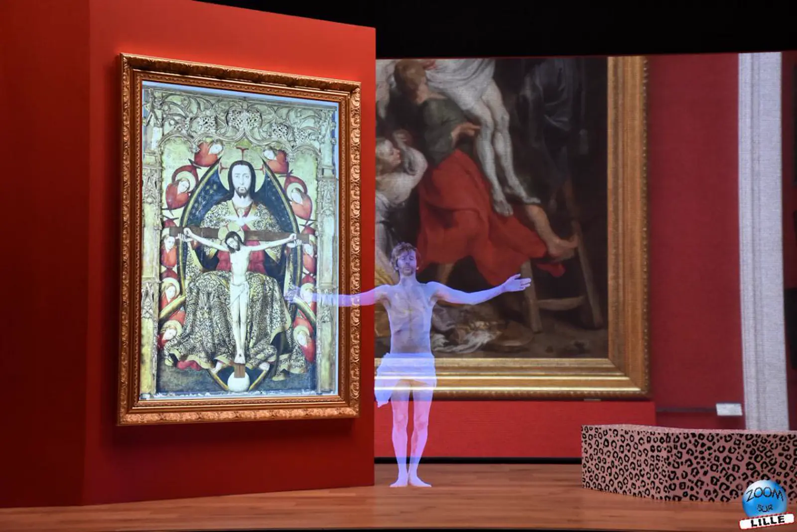 Figure holographique projetée devant un tableau ancien dans un musée