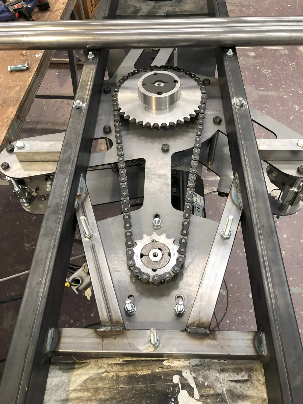 Détail d'un mécanisme de machinerie scénique : pignons, chaîne et bâti métallique