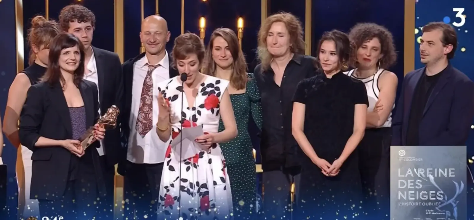 L'équipe de La Reine des neiges, l'histoire oubliée de Kay et Gerda recevant son Molière du spectacle jeune public