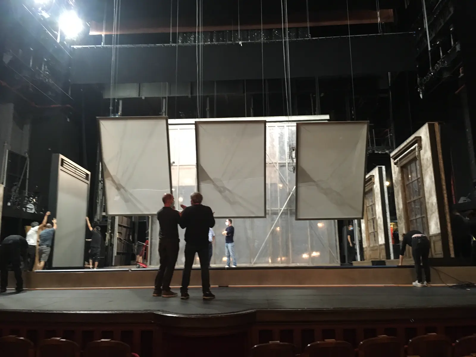 Montage de grands panneaux translucides sur un plateau