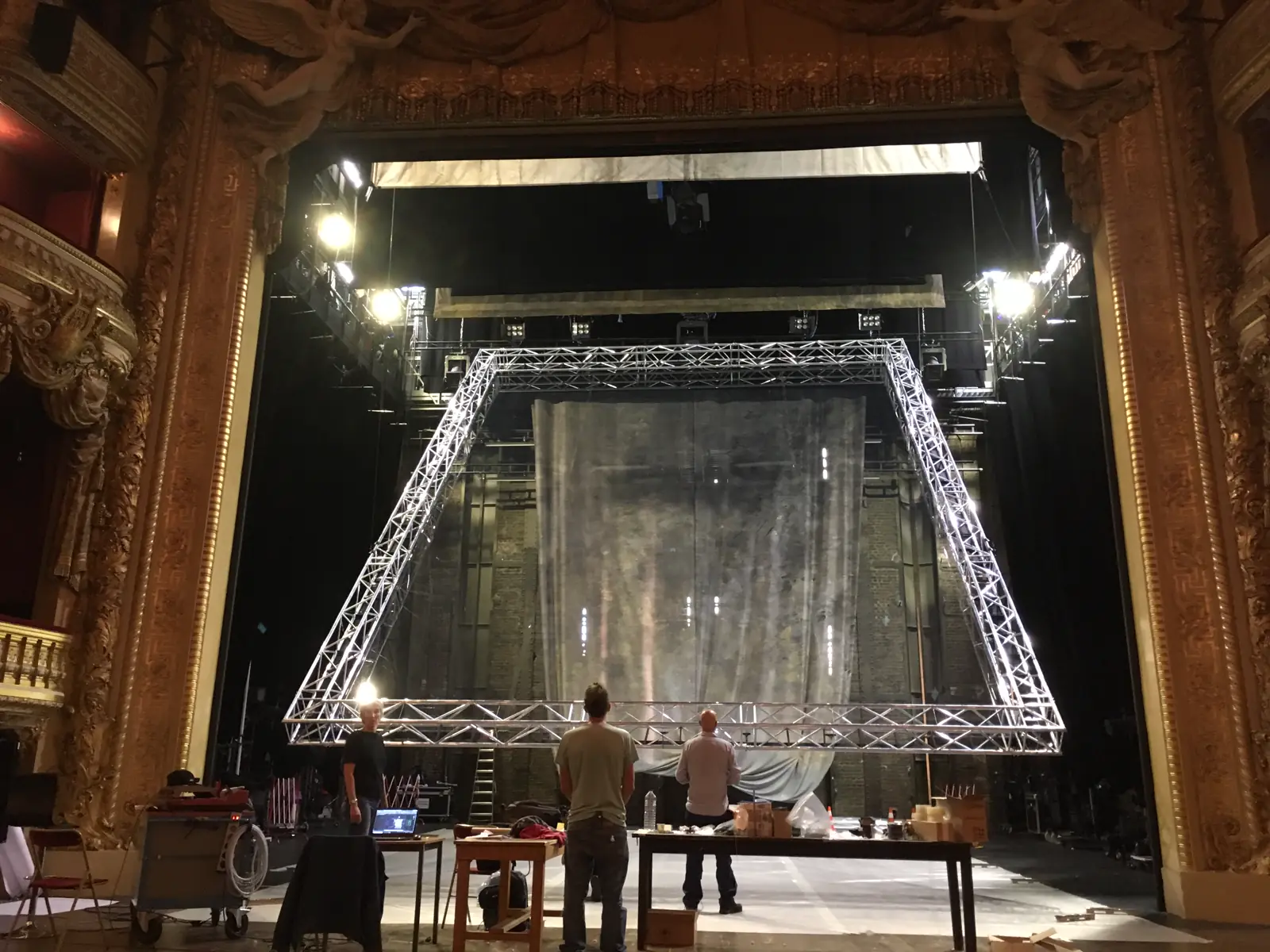 Structure métallique et toile tendue montées sur le plateau d'une salle à l'italienne
